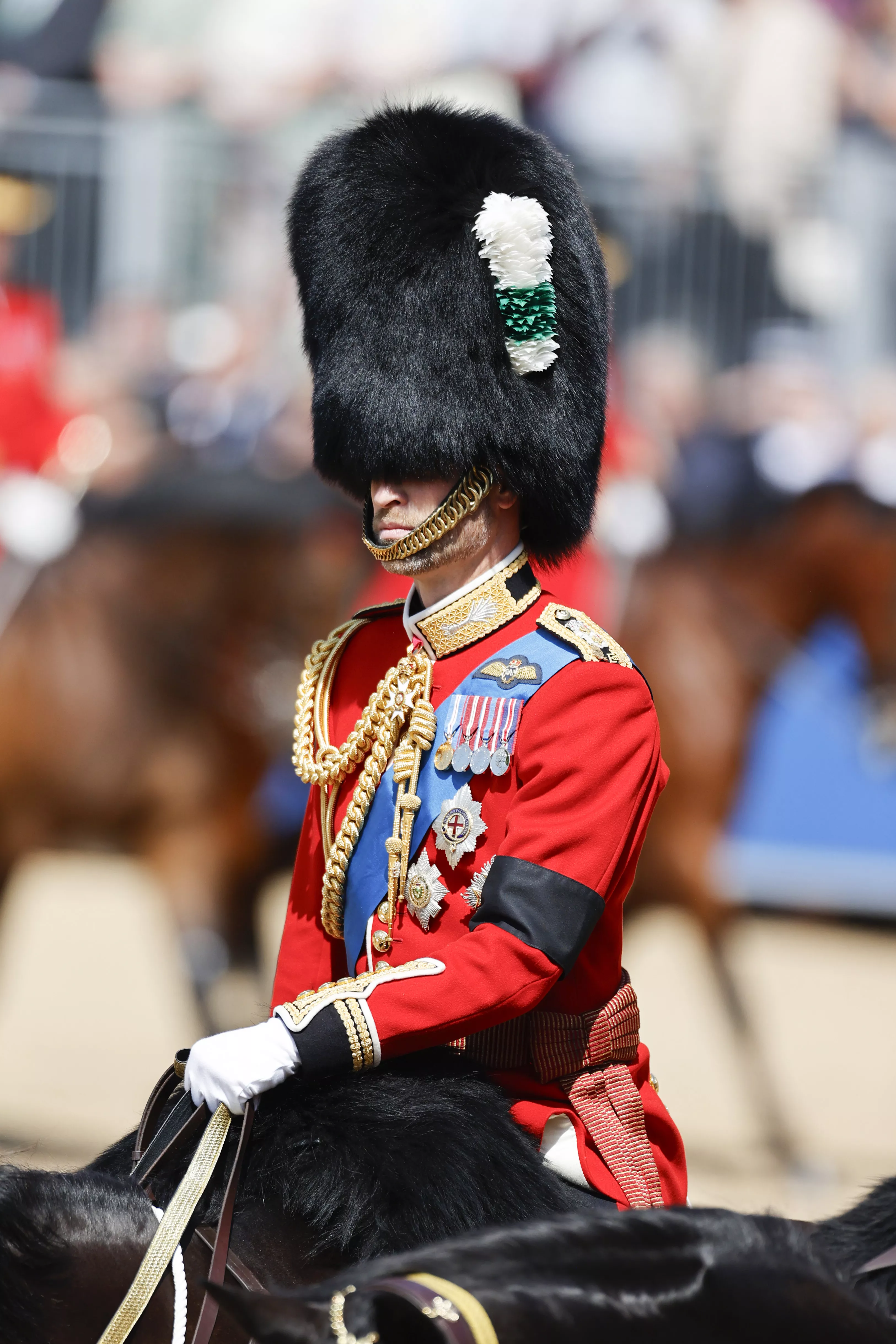 Prinz William reitet bei der Militärparade mit – und trägt dabei erstmals Bart. 