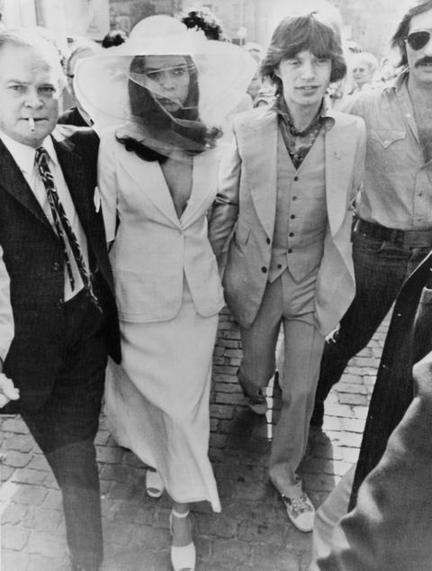 Topmodel Bianca Jagger tägt 1971 bei ihrer Hochzeit mit dem Rockstar Mick Jagger ein elegantes Outfit von Yves Saint Laurent. 