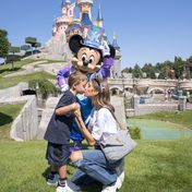 Cathy Hummels und ihr Sohn Ludwig im Disneyland Paris