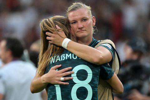 Trost von der Kapitänin: Alexandra Popp umarmt Tabea Waßmuth nach dem Abpfiff