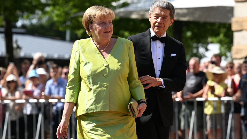 Angela Merkel: In Bayreuth zeigt sie sich ganz innig mit Ehemann Joachim