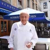 Alfons Schuhbeck vor seinem Restaurant in München.