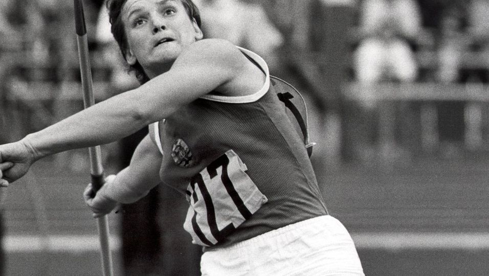 Die damalige DDR-Speerwerferin Ruth Fuchs setzt Wurf an und gewinnt.