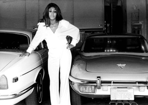 1970: Tina zeigt stolz die Autosammlung in ihrem Zuhause