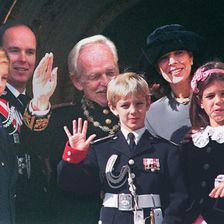 Mit Opa Rainier und Onkel Albert winken Carolines Kinder, Pierre, Andrea und Charlotte, dem monegassischen Volk zu.