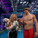 Mitten im Hunde-Parcours flirtet Evelyn Burdecki plötzlich mit dem Schwimmmeister