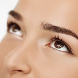 Definierte BROWS: Drogerie-Bestseller hält länger als jeder Augenbrauenstift