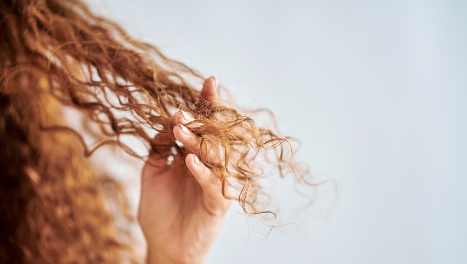 Bye, trockenes Haar: Dieses Produkt begeistert über 70.000 Amazon-Kundinnen