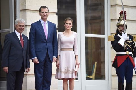 Beim Antrittsbesuch in Frankreich bezauberte sie in einem zartrosa Kleid mit Spitzendetails von Felipe Varela. 
