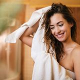 Kann schädlich sein: Deshalb solltest du nach dem Duschen keinen Handtuch-Turban machen