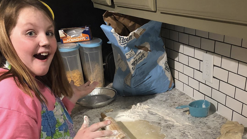 Zehnjährige backt hunderte Kuchen für Kinder in Not 