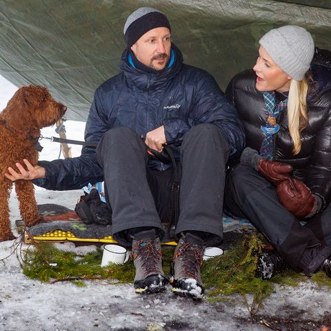 Mette Marit & Haakon von Norwegen: Romantisches Kuscheln am Lagerfeuer – doch Hund Molly hält sie auf Trab