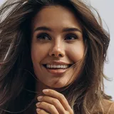 Dieses Trockenshampoo reinigt nicht nur, sondern fördert sogar das Haarwachstum