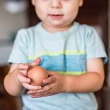 Internet-Challenge: Eltern zerschlagen Eier an den Köpfen ihrer Kinder