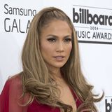 Jennifer Lopez: Sie macht College-Jacken 2023 zum Trend