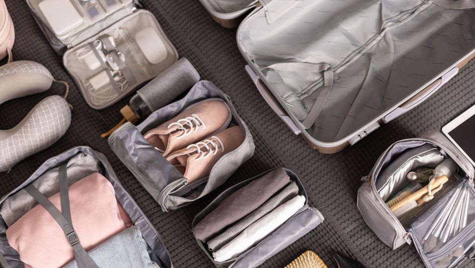 Urlaub 2022: Mit 4 platzsparenden Gadgets passt mehr in deinen Koffer