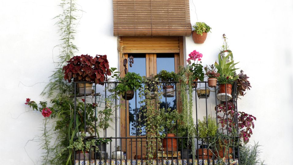 Outdoor-Upgrade: 6 sommerliche Deko-Tipps für deinen kleinen Balkon
