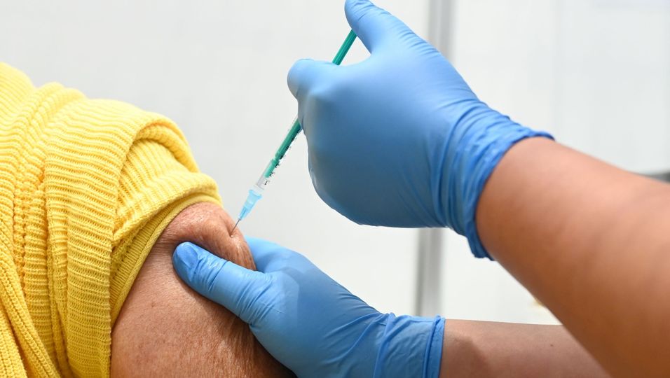 Eine Mitarbeiterin vom Impfzentrum am Robert-Bosch-Krankenhaus verabreicht eine Auffrischimpfung gegen das Coronavirus.