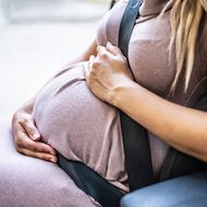 Wir hatten keine Zeit mehr: Frau bringt Baby in Auto zur Welt – ihre Geburtshelferin steuert den Wagen 