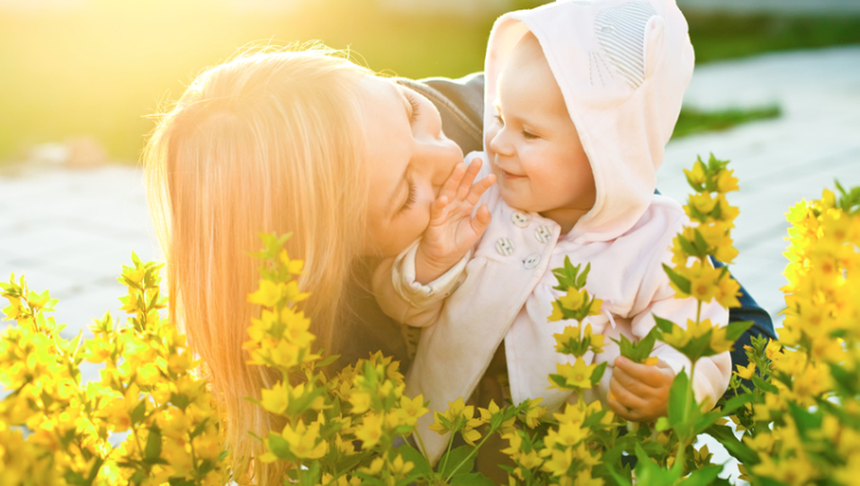 Mutter mit Kind auf einer Blumenwiese