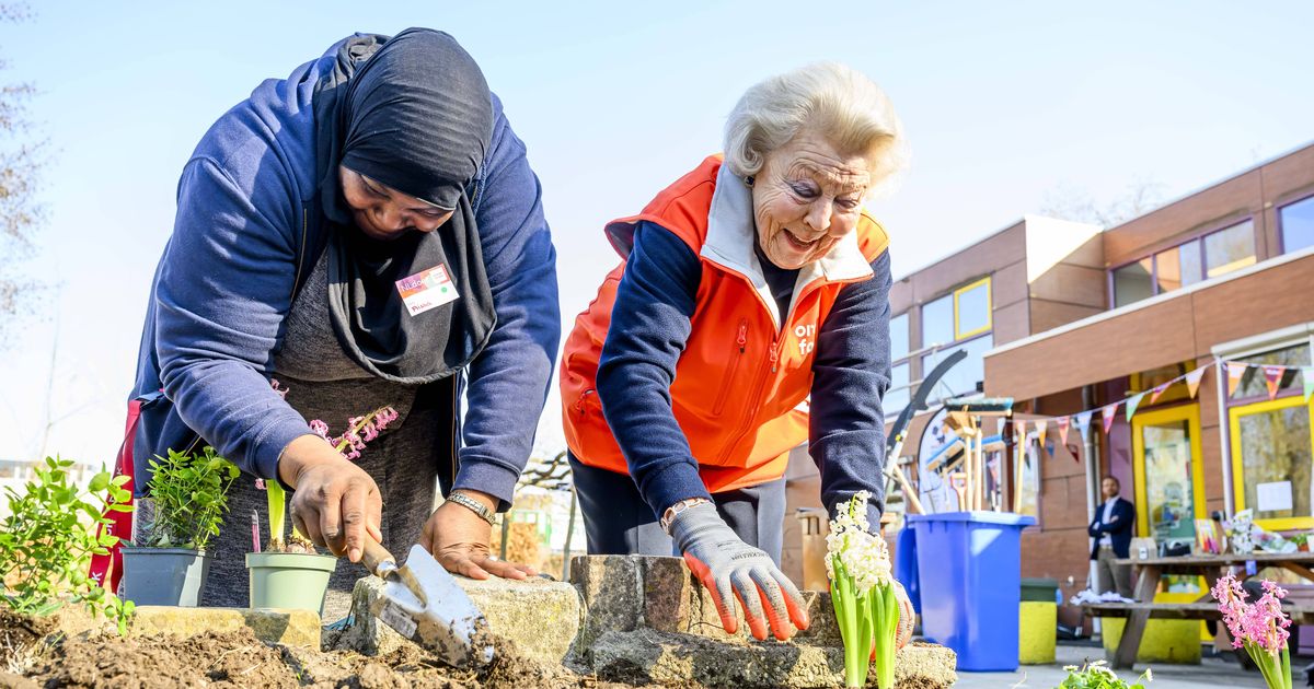Mit fast 90 Jahren Prinzessin Beatrix packt beim Blumenpflanzen mit an