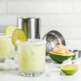 Cocktail mit Avocado-Likör