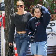 Jennifer Lopez - Lässig in Jeans und Sneaker: Partnerlook-Auftritt mit Tochter Emme 