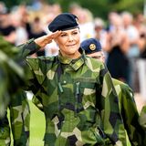 Victoria von Schweden: In Uniform & mit Boots – sie zeigt sich in Militärkleidung