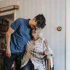 Enkel und Oma umarmen sich