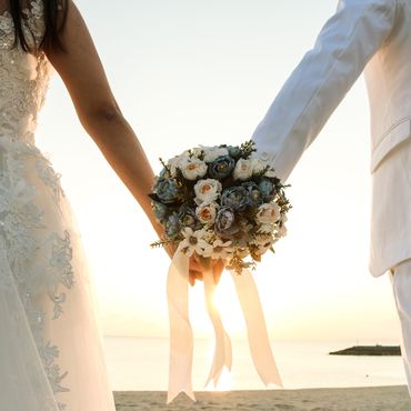 Hochzeit, Frau und Mann halten Blumenstrauß