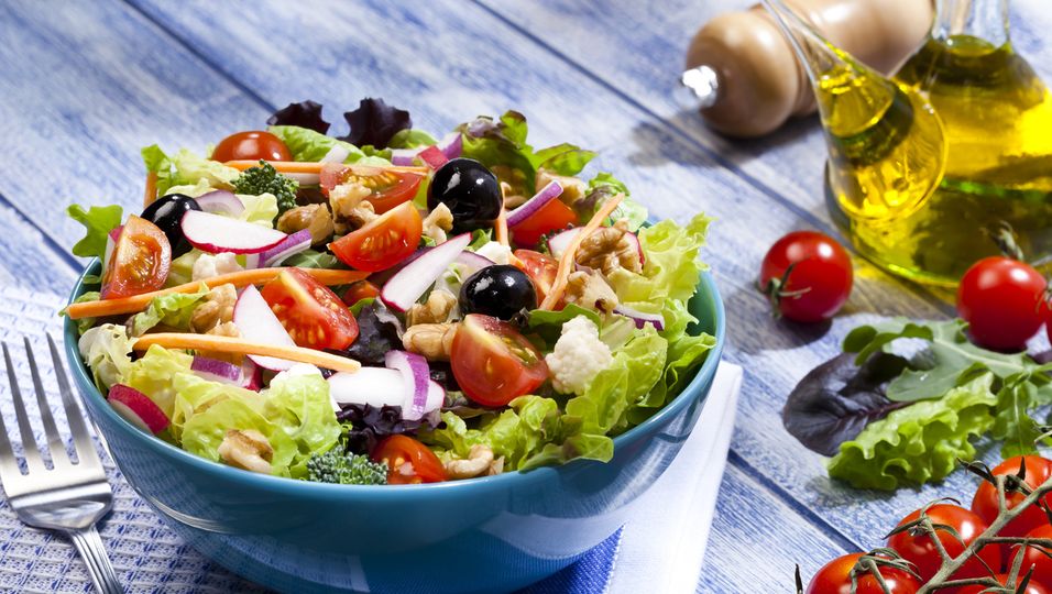Abnehmen mit Salat Salatteller Superfood