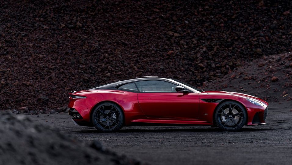 Kraftvoll elegantes Coupé: Ein V12 im neuen Aston Martin DBS Superleggera leistet 533 kW/725 PS.