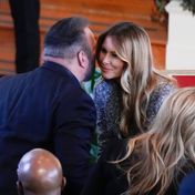 Die ehemalige First Lady Melania Trump spricht mit dem Musiker Garth Brooks während des Gedenkgottesdienstes für die ehemalige First Lady Rosalynn Carter in der Glenn Memorial Church in Atlanta.