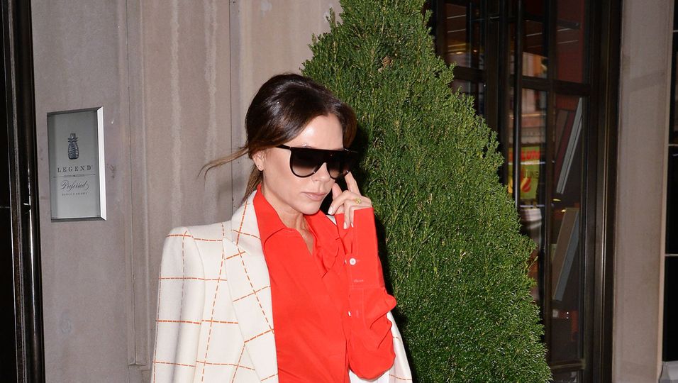 Victoria Beckham macht's vor 5 Fashion-Must-haves, die jede Frau ab 40 braucht