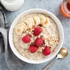 Porridge mit Bananen, Himbeeren und Mandeln