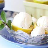 Erfrischender geht's nicht: Ein Eis aus säuerlicher Buttermilch, verfeinert mit Zitronensaft und Minze.