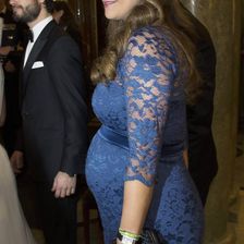 Zur Feier des 70. Geburtstags von Königin Silvia am 19. Dezember präsentierte Madeleine ihren Babybauch in einer engen blauen Robe.