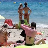 Frauen sonnen sich am Strand von Palmanova auf Mallorca