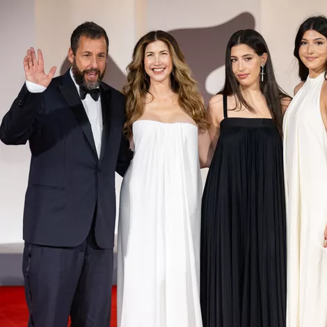 Adam Sandler mit seiner Familie auf dem roten Teppich der Venediger Festspiele