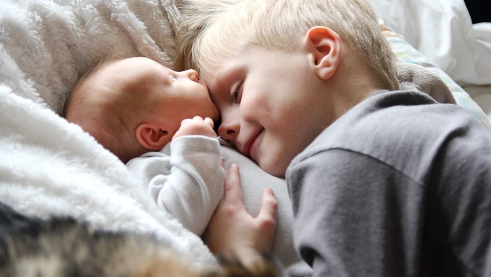 Ruhrende Szene Junge singt Baby Bruder mit Down Syndrom Liebeslieder vor BUNTE