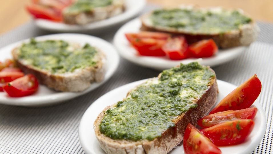 Spinatpesto: Hausgemachten Aufstrich auf Röstbrot kredenzen | BUNTE.de