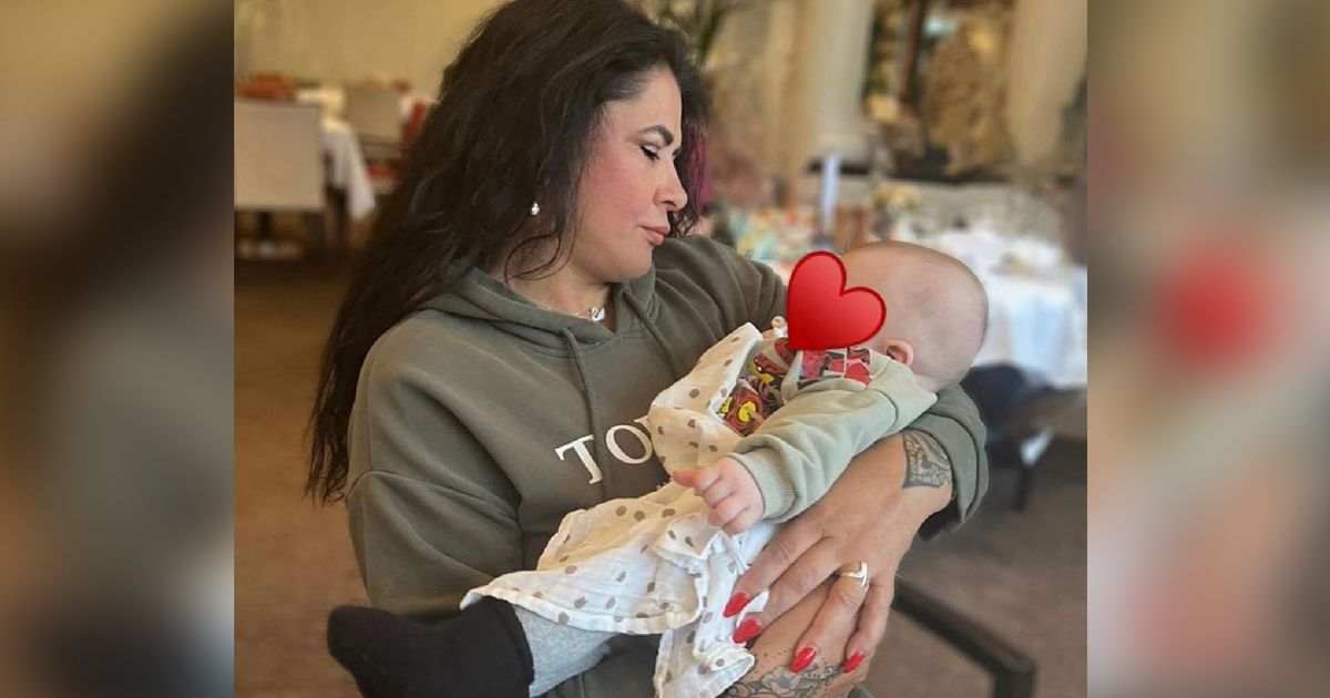 BUNTE.de Instagram-Ticker: Iris Klein teilt Kuschelfoto mit ihrem Enkel