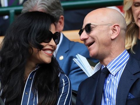 Jeff Bezos: Reichster Mann der Welt zeigt sich mit neuer Freundin