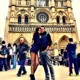 In ultra-knappen Shorts posiert Liliana mit ihrem Freund Logan Maggio vor der Pariser Kathedrale Notre Dame. 