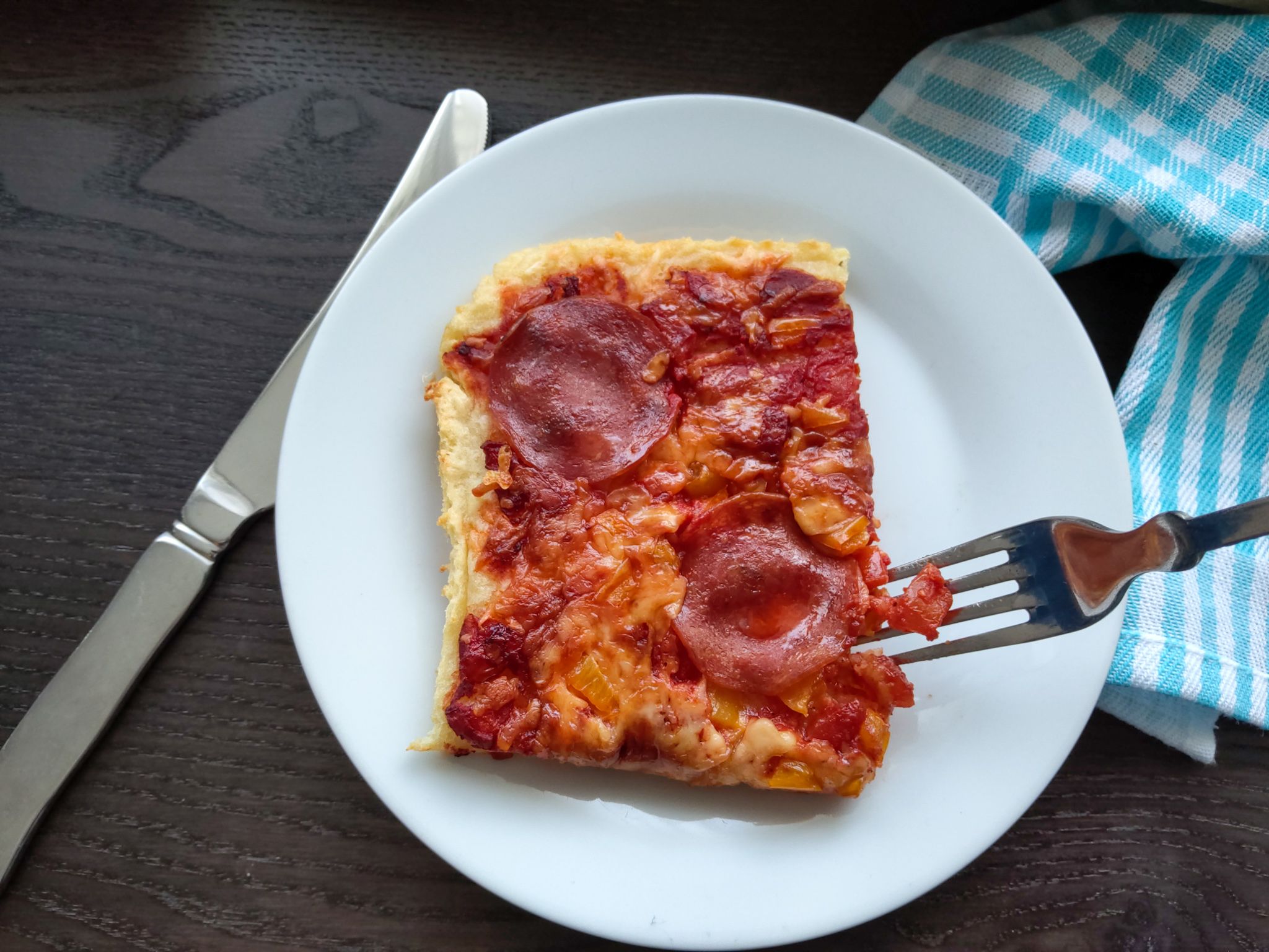 Pizza auf dem Teller