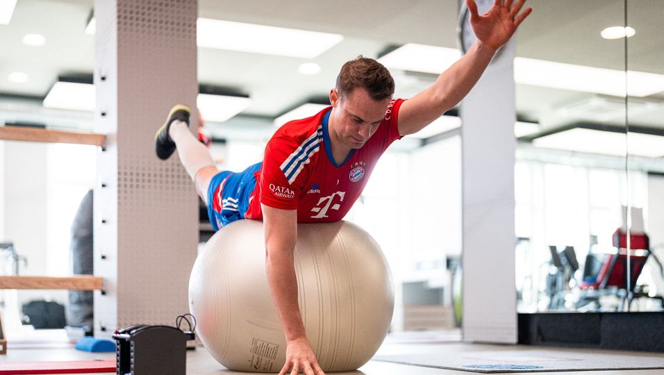 Manuel Neuer bei Cardio-Übungen im Fitnessraum des deutschen Rekordmeisters FC Bayern München.
