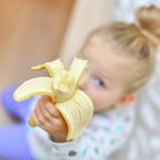 Kind mit Banane