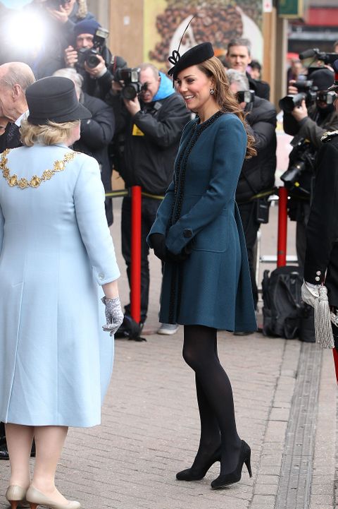 Zum 150. Jubiläum der Londoner U-Bahn kam Kate in einen Mantel von By Malene Birger. Kronprinzessin Mary besitzt das gleiche Modell.