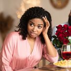 Schwarze Frau bei einem erfolglosen ersten Date in einem Restaurant 