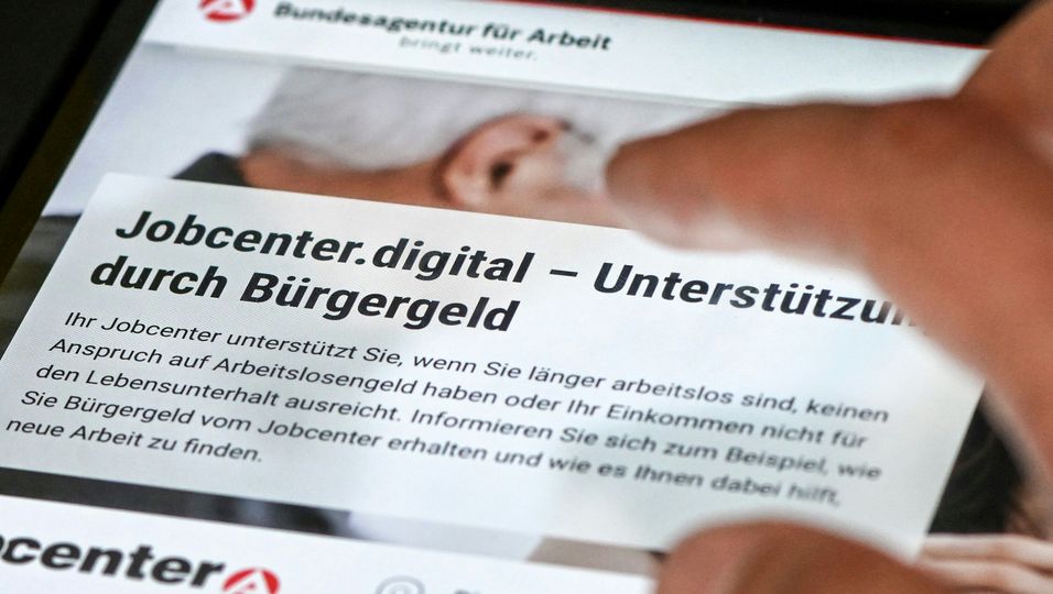 Ein Antrag auf Bürgergeld liegt auf einem Tisch.